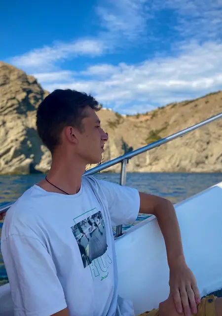 Макс из Калязина, мне 20, познакомлюсь для приятного времяпровождения