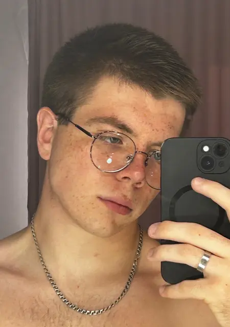 Я Олег, 21, из Москвы, ищу знакомство для приятного времяпровождения