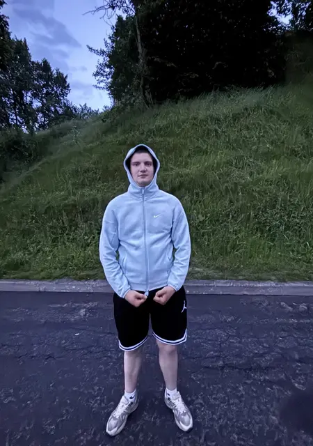 Я Тёма, 21, из Санкт-Петербурга, ищу знакомство для постоянных отношений