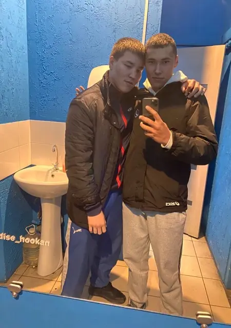 Я Антон, 21, из Шелехова, ищу знакомства на одну ночь